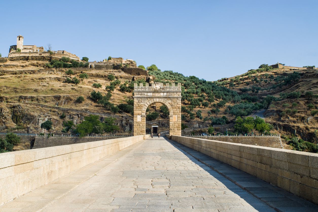 Uno de los arcos del puente de Alcántara