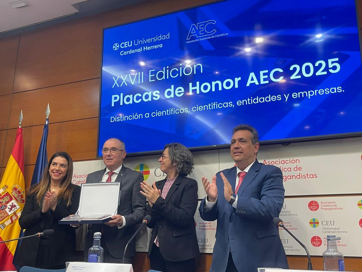 Luis Felipe Fernández recogiendo la distinción.