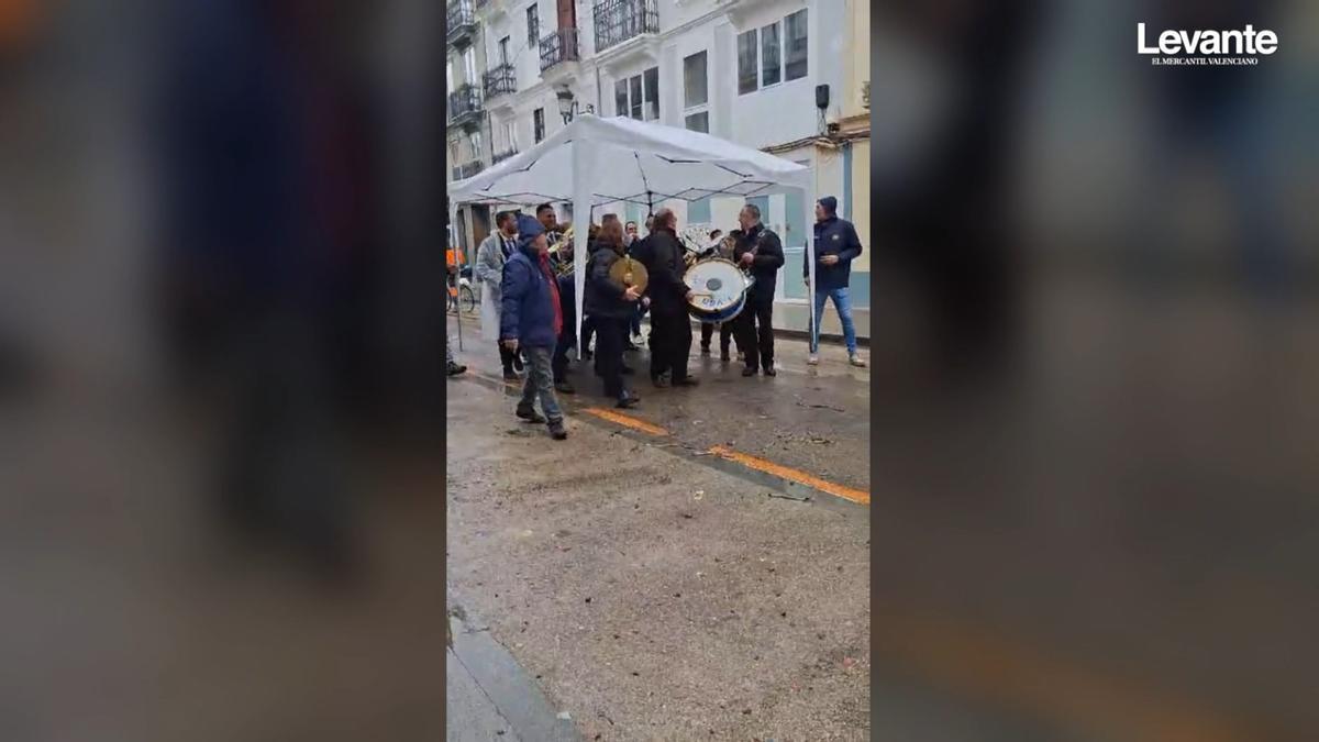 Así se protegen los músicos de la falla Cuba-Denia de la lluvia