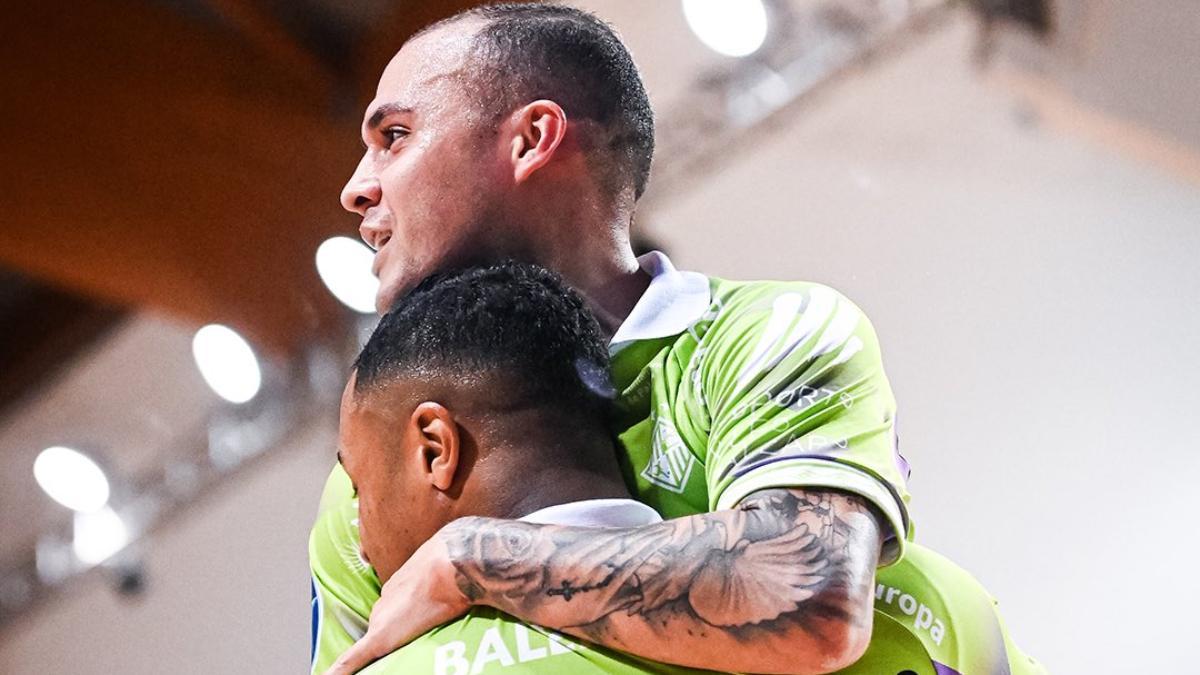 Fabinho se abraza con el bigoleador Alisson