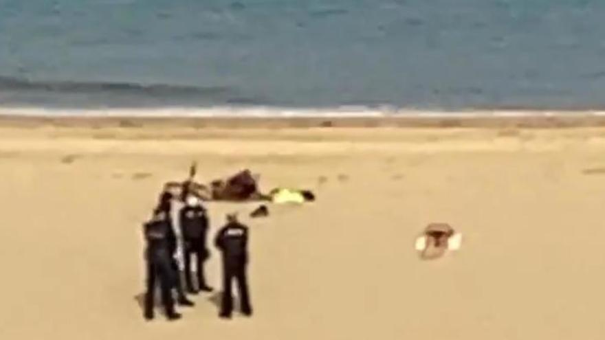 Interceptan por tercer día consecutivo a un gijonés bañándose en la playa de Poniente