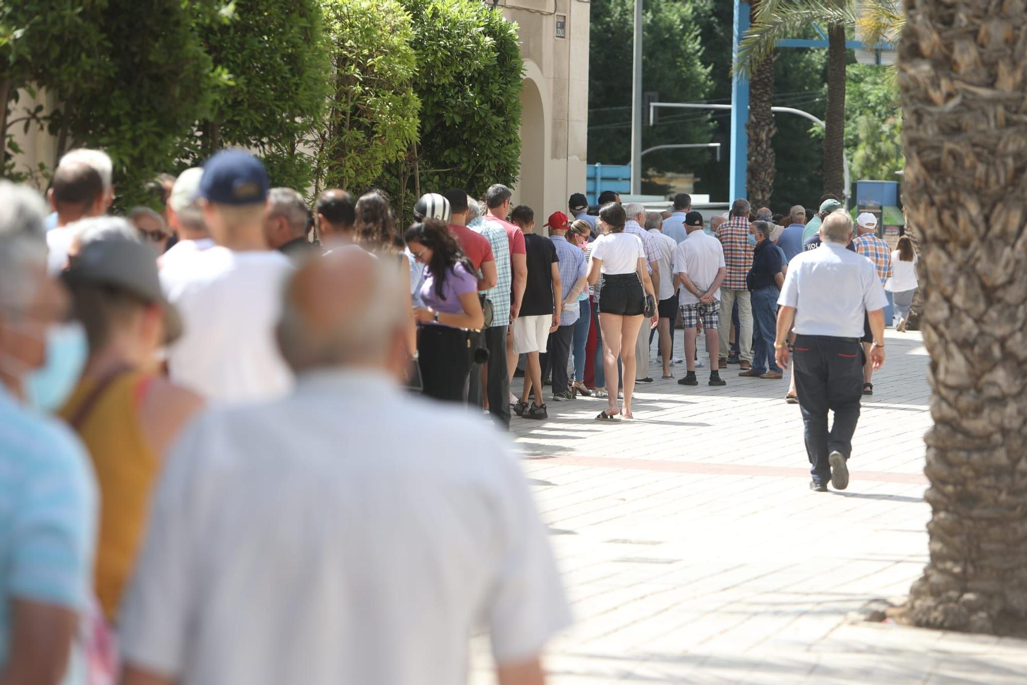 Colas para comprar entradas de la Feria taurina en la plaza de toros de Alicante