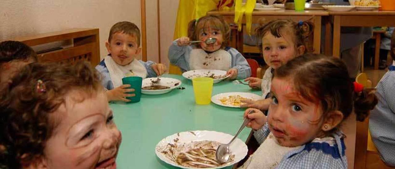 Pequeños comiendo en una escuela infantil.