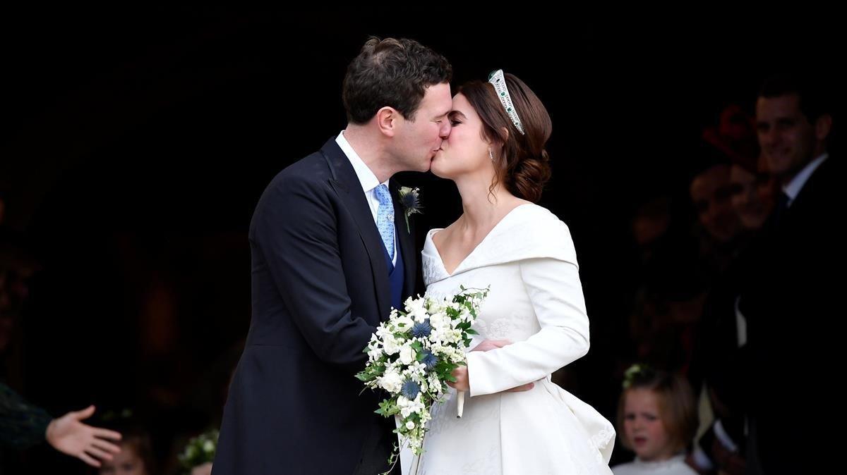 lmmarco45437089 britain s princess eugenie and jack brooksbank kiss as they 181012134426