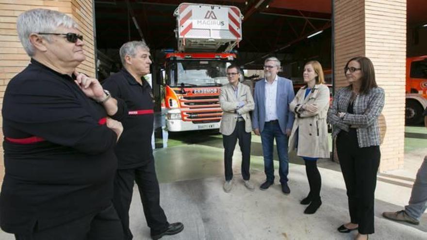 Amigó charla con el jefe del parque de bomberos de Gandia.