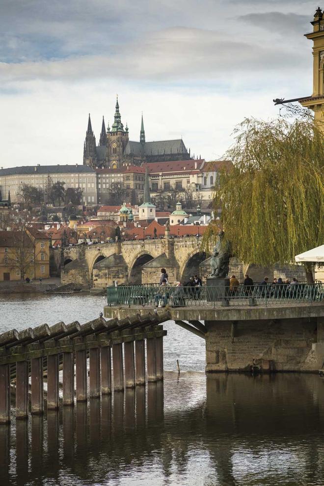 El río Moldava con el castillo y la catedral de San Vito al fondo.