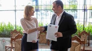 La alcaldesa de Sant Boi, Lluïsa Moret, firmando el acuerdo en la Diputación de Barcelona con el alcalde de Terrassa, Jordi Ballart