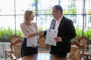 La alcaldesa de Sant Boi, Lluïsa Moret, firmando el acuerdo en la Diputación de Barcelona con el alcalde de Terrassa, Jordi Ballart