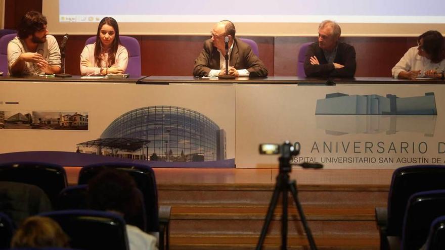 Eloy Díaz, Leire Parapar, Juan José Martínez Jambrina, Manuel Martínez y Mercedes Cándenas, ayer, durante el coloquio sobre bioética.