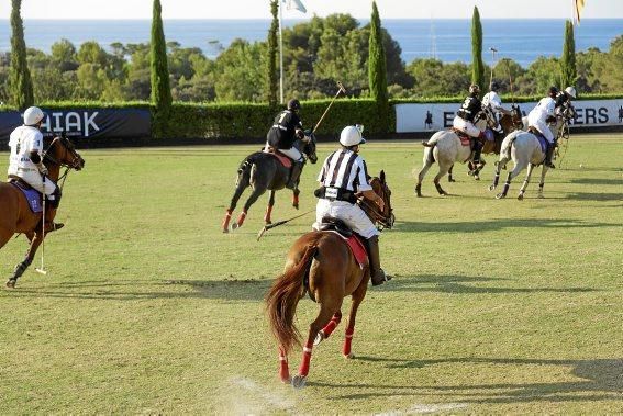 Bei dem traditionellen Polo-Turnier des Immobilienunternehmers versammelten sich am Samstag (29.7.) an die 700 Gäste, in der Mehrzahl Franchise-Nehmer und Mitarbeiter von Engel & Völkers weltweit.