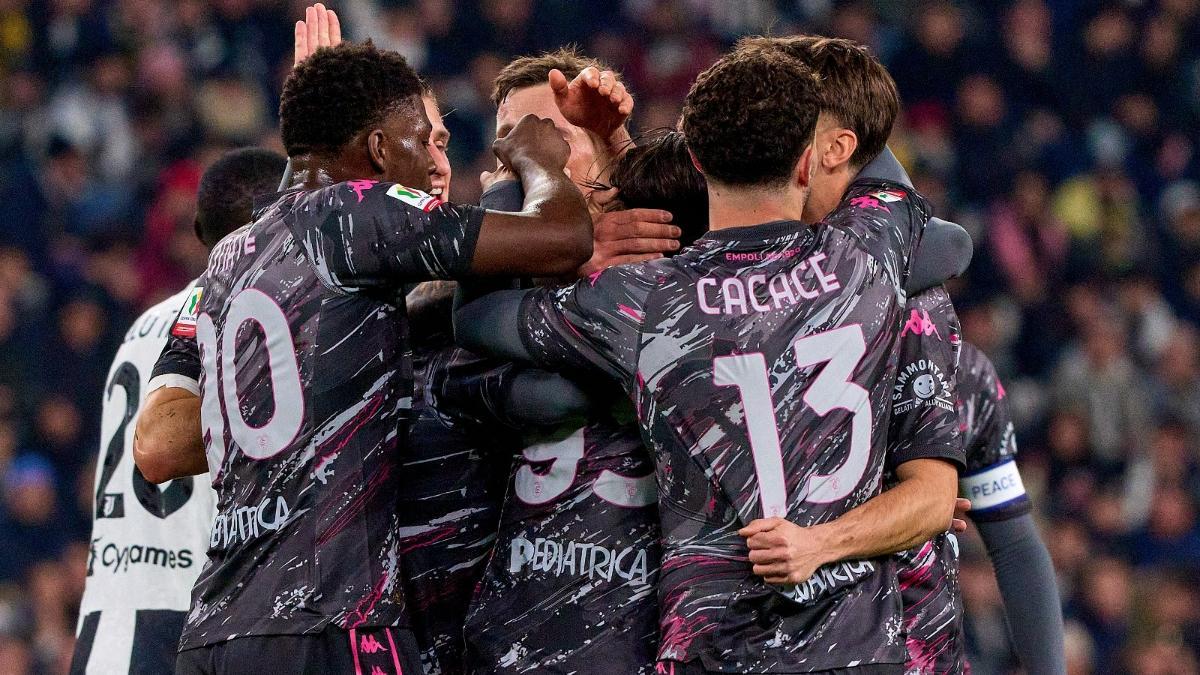 Los jugadores del Empoli celebran el gol de Haas