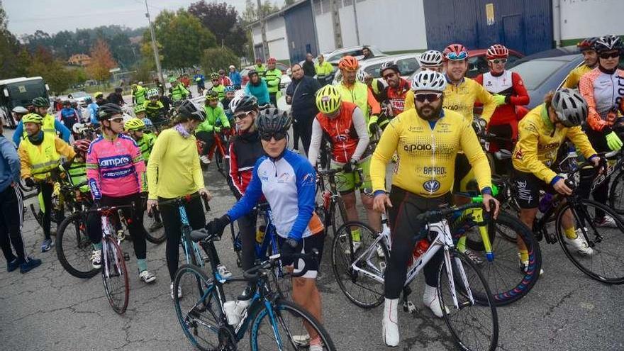 Unos setenta ciclistas se concentraron en A Seca para participar en la marcha. // Rafa Vázquez