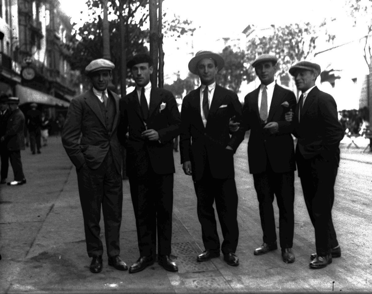 Fotografía en la que puede verse la rejilla de una de las canaletas de desagüe del Boulevard (1924)