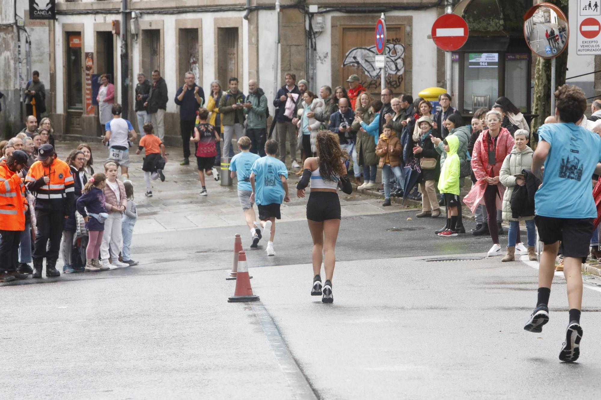 FOTOGALERÍA | Ambiente nas rúas de Santiago durante a 44ª Carreira Popular Pedestre