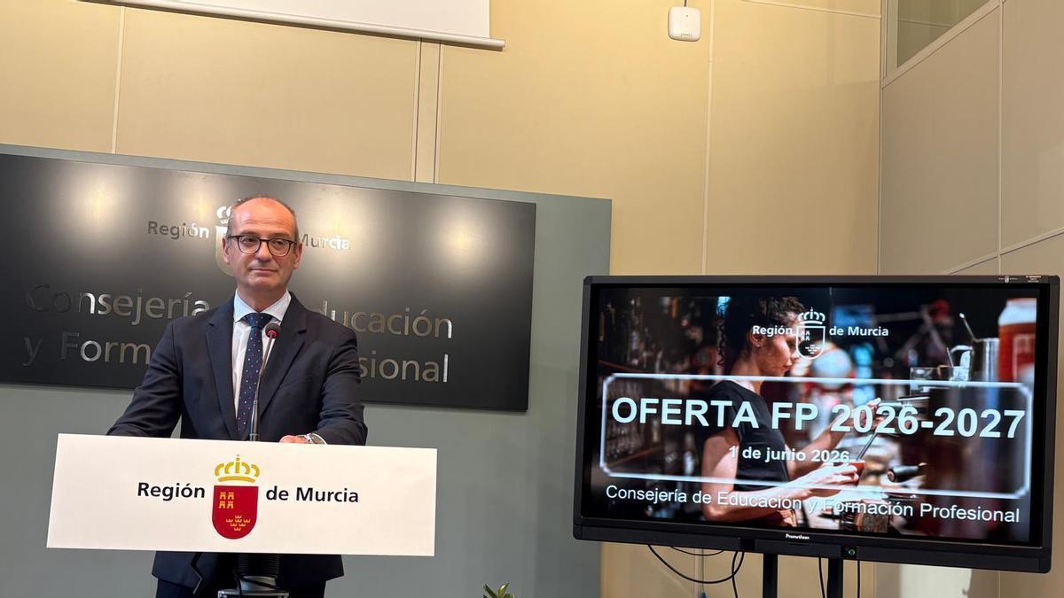 El consejero Víctor Marín, este lunes durante la presentación de la oferta de FP para el próximo curso