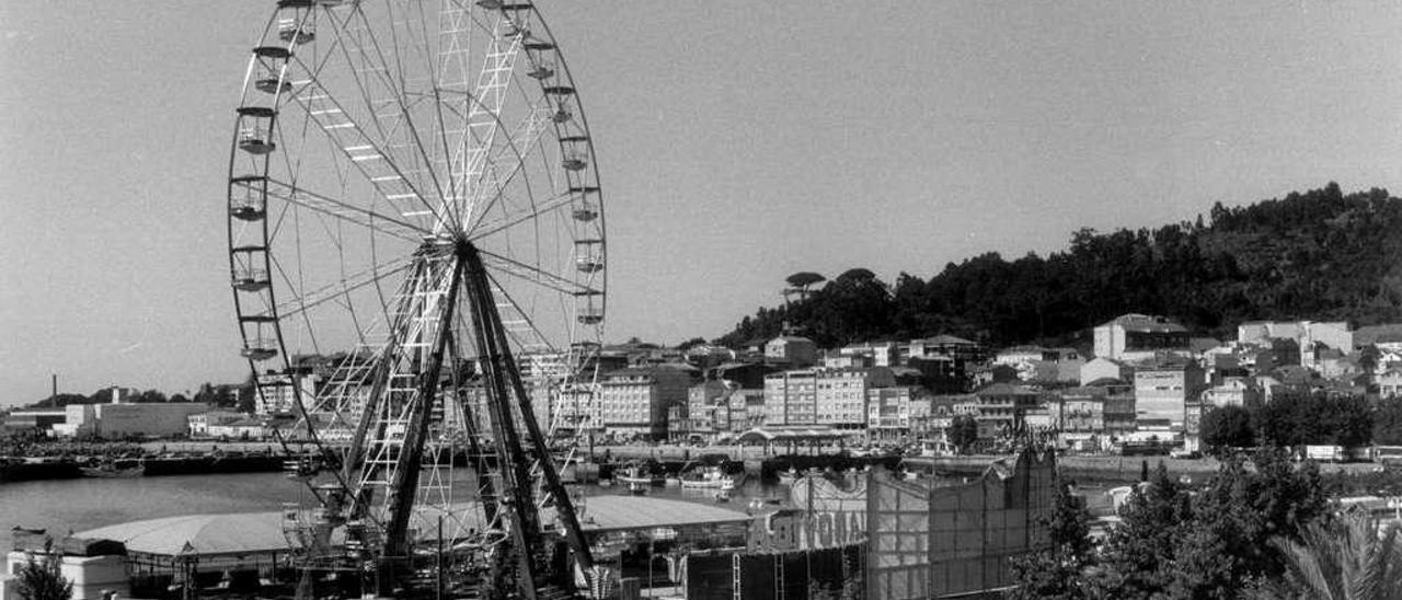 La noria que se instalaba en Cangas para las Festas do Cristo del año 1996. // Magar