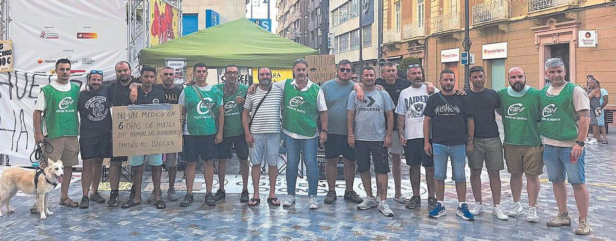 Bomberos y policías locales apoyan la huelga de hambre por Navantia