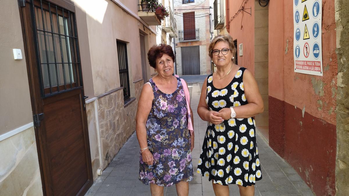 Julia y Vicenta, dos de las primeras vecinas que han regresado esta mañana a Alcalà de la Jovada