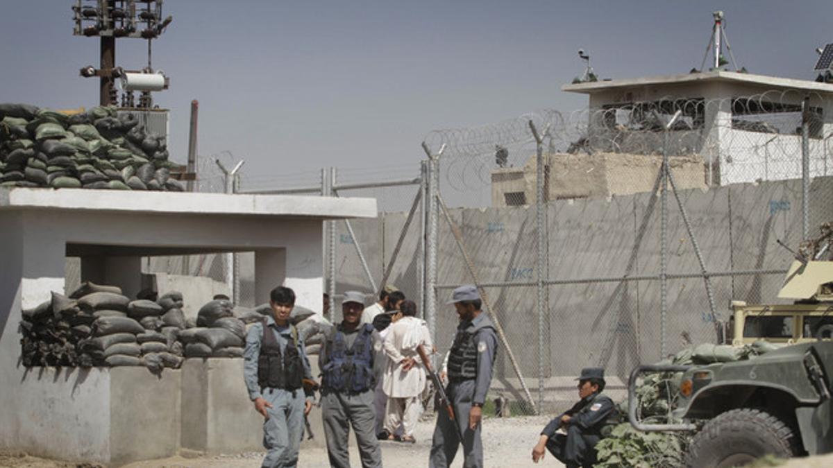 Policías afganos custodian la entrada a la cárcel de Kandahar.