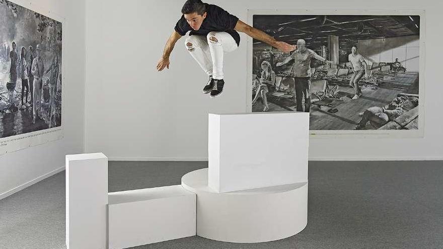 Un dos membros de Vella Escola fai parkour no MAC na apertura da mostra &#039;This is not an exit&#039;.