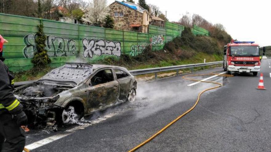 El coche quemado en la A-52. // LOC