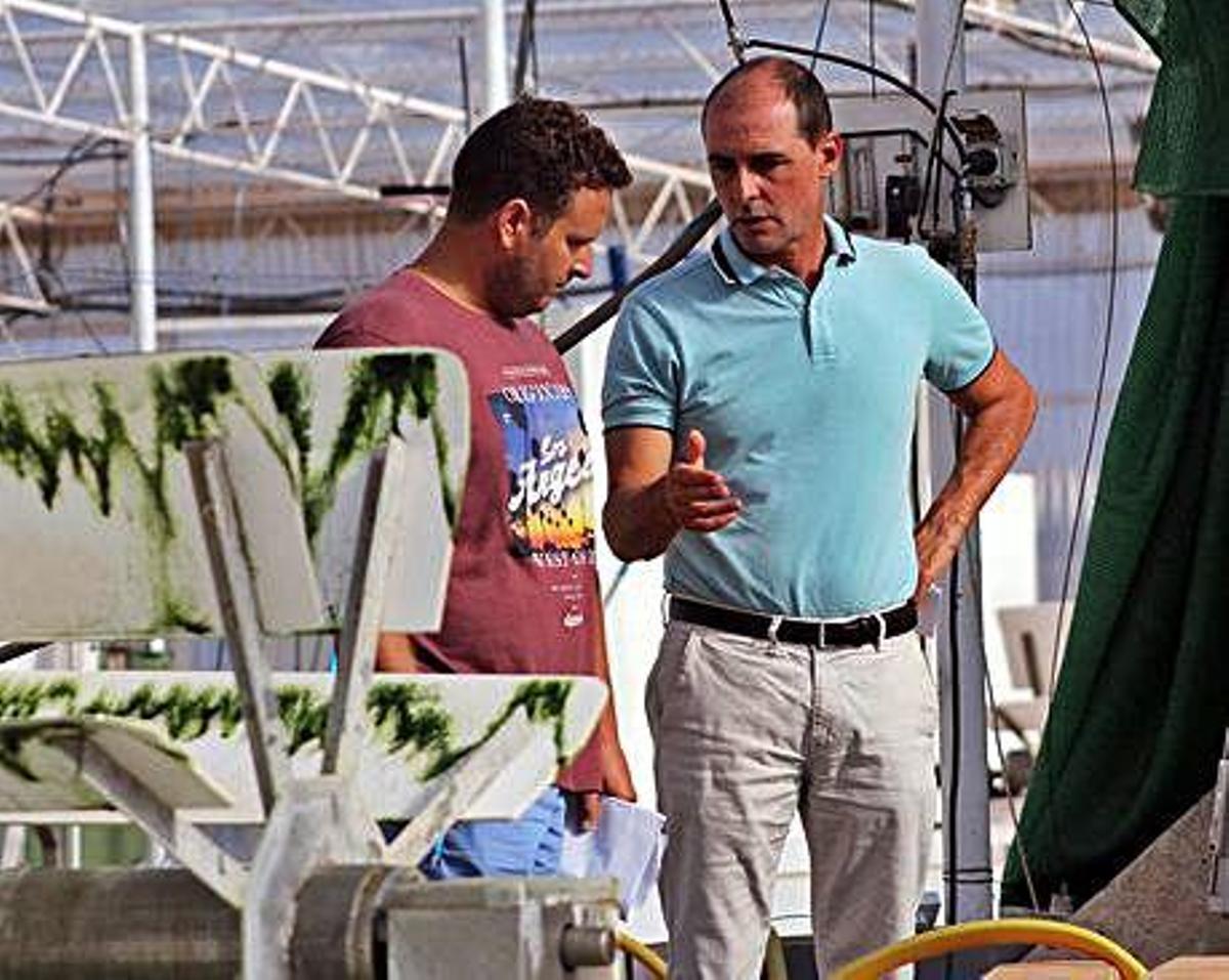 Eduardo Portillo, jefe de biotecnología del ITC, con un técnico del proyecto.