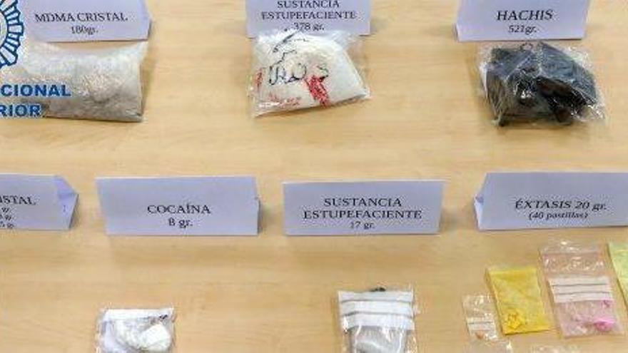 Las drogas que los detenidos portaban en el interior de una mochila.