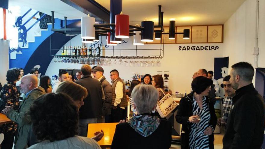 Inauguración de la taberna, ayer. |   // LOC