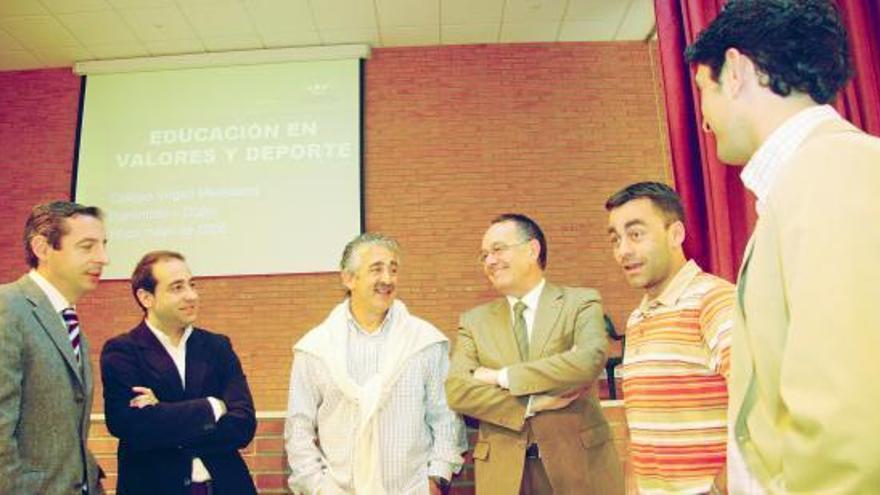 Por la izquierda, Pedro Ferrer, Ricardo Rosety, Manuel Preciado, Enrique Tamargo, José Ramón Tuero e Ignacio González, ayer, antes de comenzar la conferencia en el Colegio de las Dominicas.