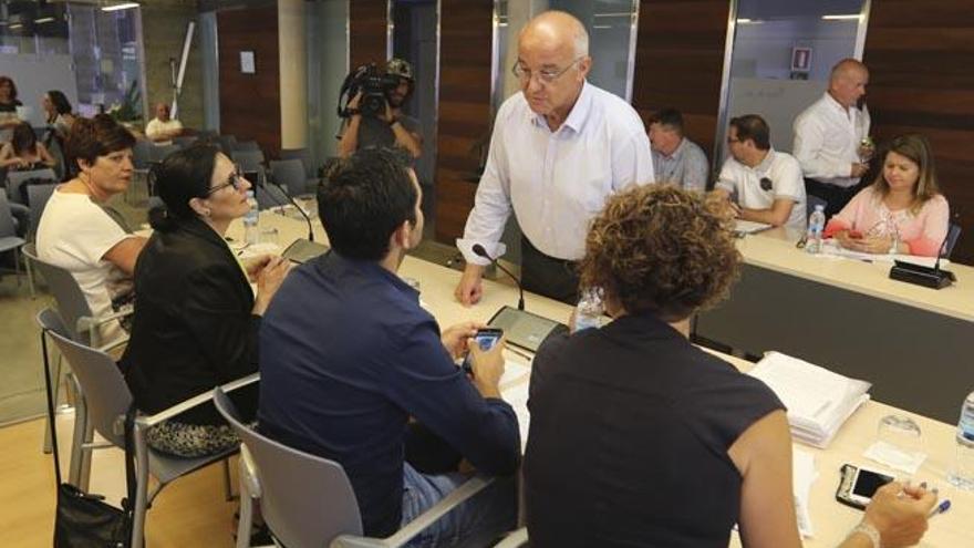 José Sala, de pie, en un pleno celebrado este año.