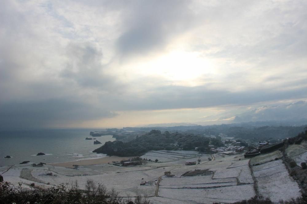 Llanes, de postal bajo el manto blanco: costa de Barru y Niembru