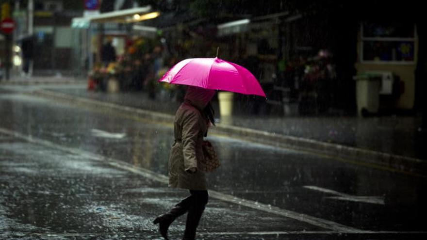 Los malagueños, que en las últimas semanas han disfrutado de un tiempo primaveral, han vuelto hoy a coger el paraguas en una jornada marcada por la lluvia en la capital de la Costa del Sol.