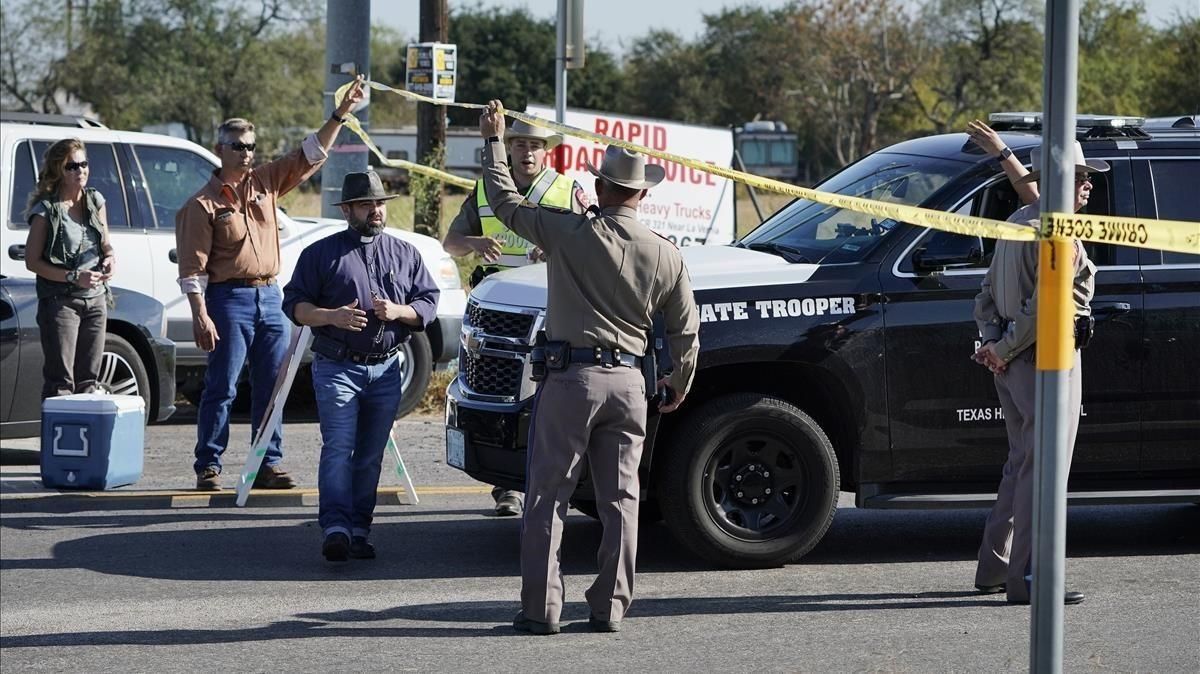 zentauroepp40832629 law enforcement officers man a barricade near the first bapt171105224528