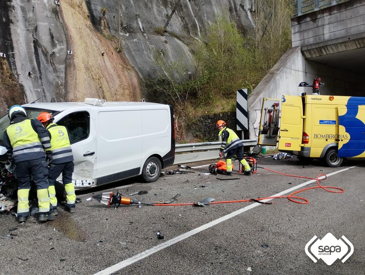 Efectivos de Bomberos en el lugar del accidente.