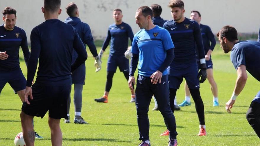 Munitis, dirigiendo la sesión de ayer del UCAM Murcia en el entrenamiento.