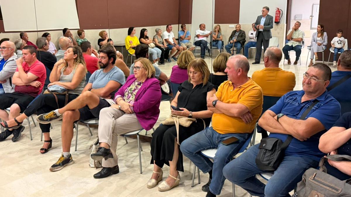 Varios ediles socialistas se reunieron con medio centenar de vecinos de Beniaján.