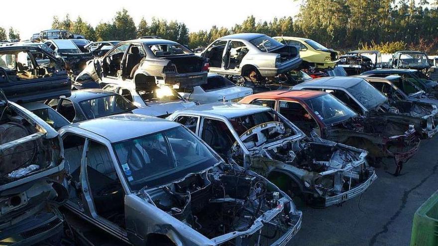 Coches abandonados para el desguace.