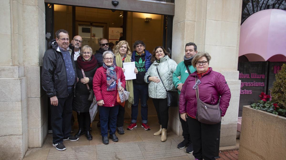Representantes del colectivo de sordos y sordociegos de Xàtiva, a las puertas del ayuntamiento.