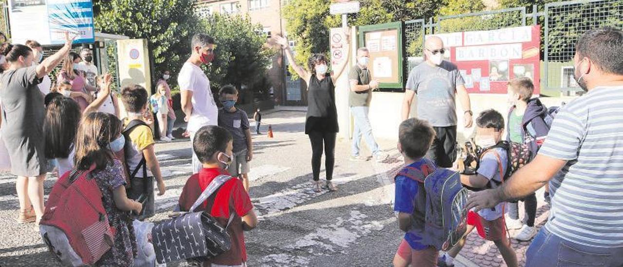 Padres y niños del CEIP García Barbón, en su primer día de colegio después de más de seis meses de cierre por el Covid y vacaciones.