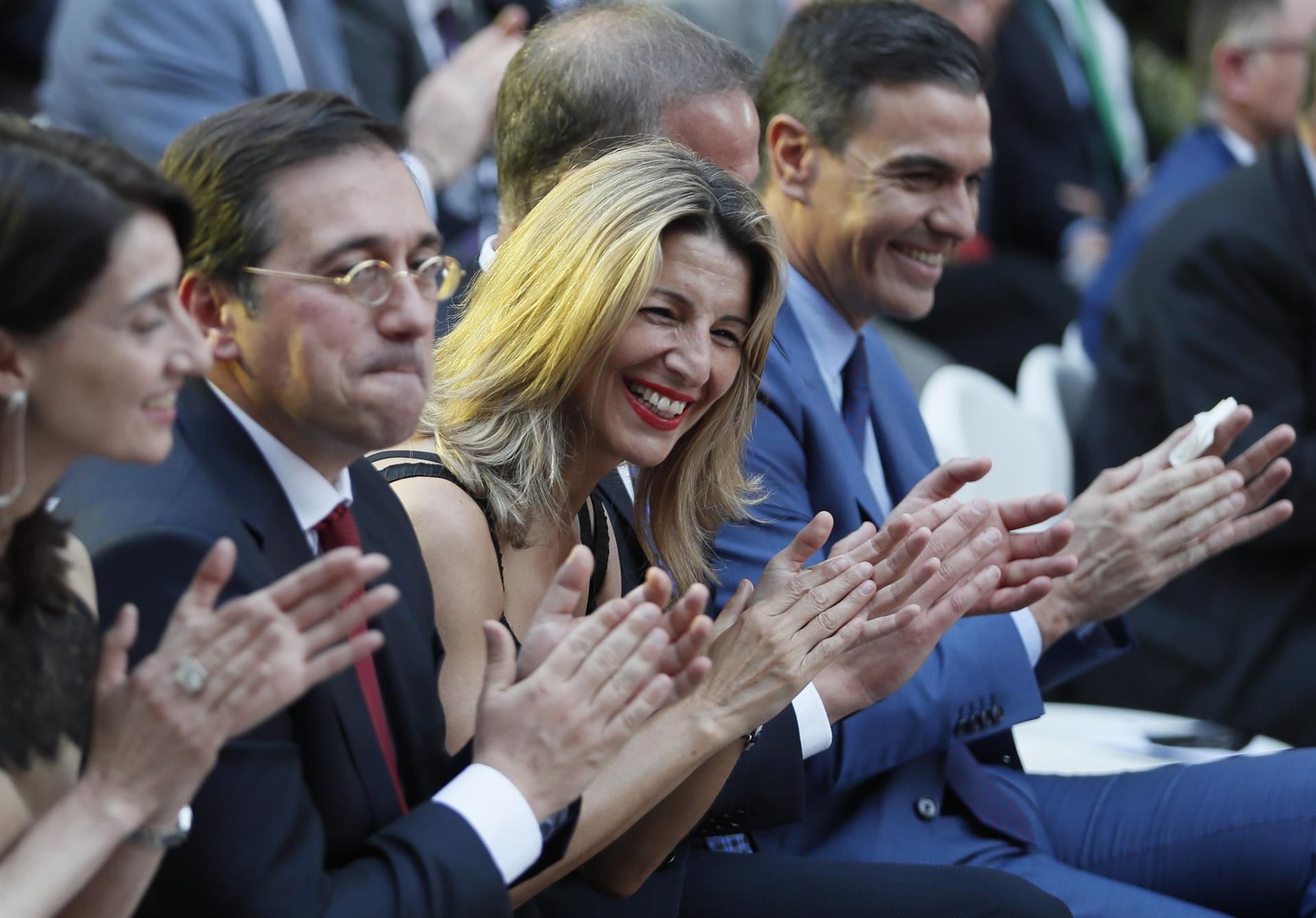 Yolanda Díaz junto a Pedro Sánchez y José Manuel Albares.