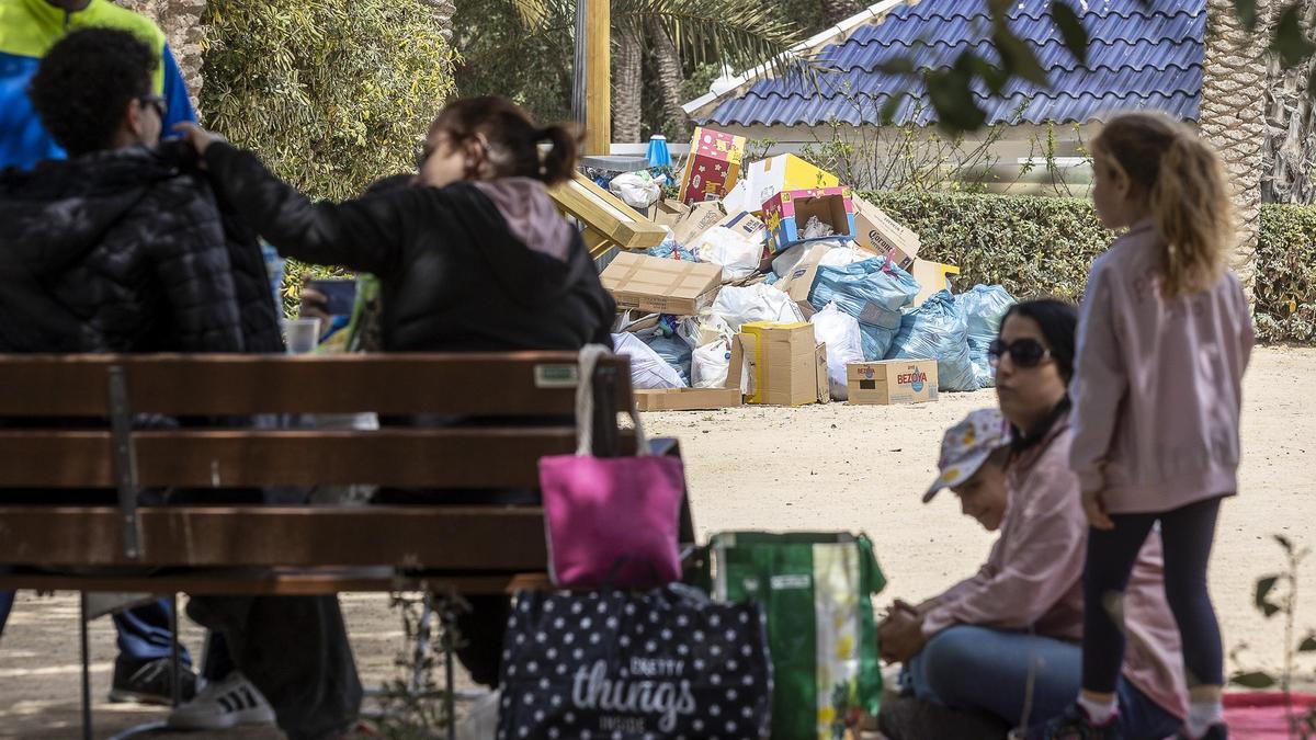 Día de Mona entre basura en el parque El Palmeral de Alicante