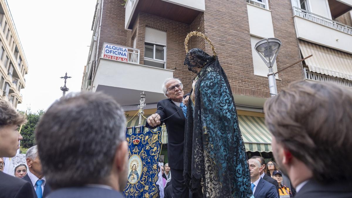 Manuel Pizana Sala retira el luto a la imagen de la Inmaculada Concepción, La Purísima de Torrevieja en la procesión del Encuentro 2024