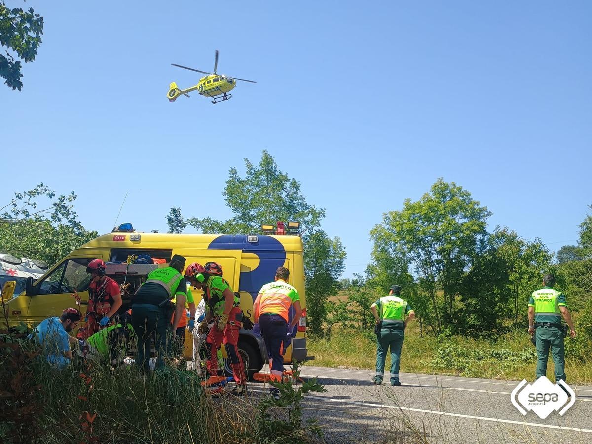 La actuación de Bomberos de Asturias y la Guardia Civil en la zona del accidente