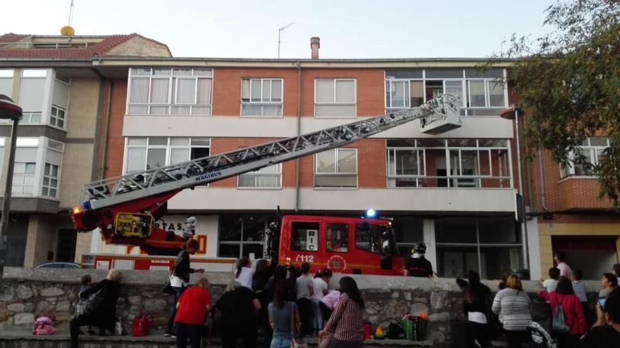 Los bomberos entran en el domicilio.