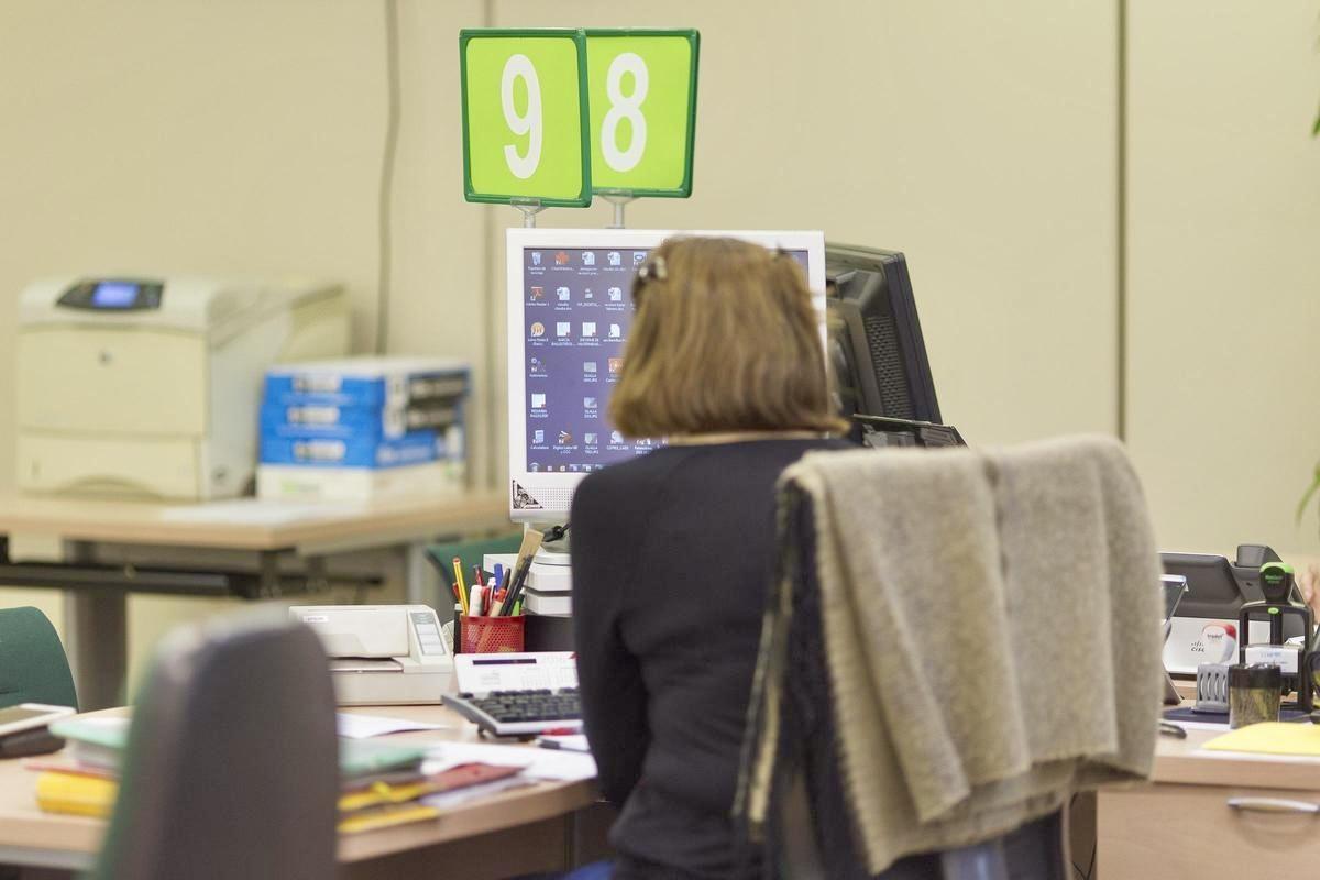 Una trabajadora en la oficina.