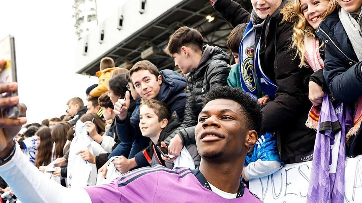 Aurelien Tchouaméni, jugador del Real Madrid, en el entrenamiento abierto celebrado el año pasado.