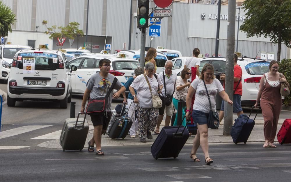 Los taxistas colapsan el centro de Alicante