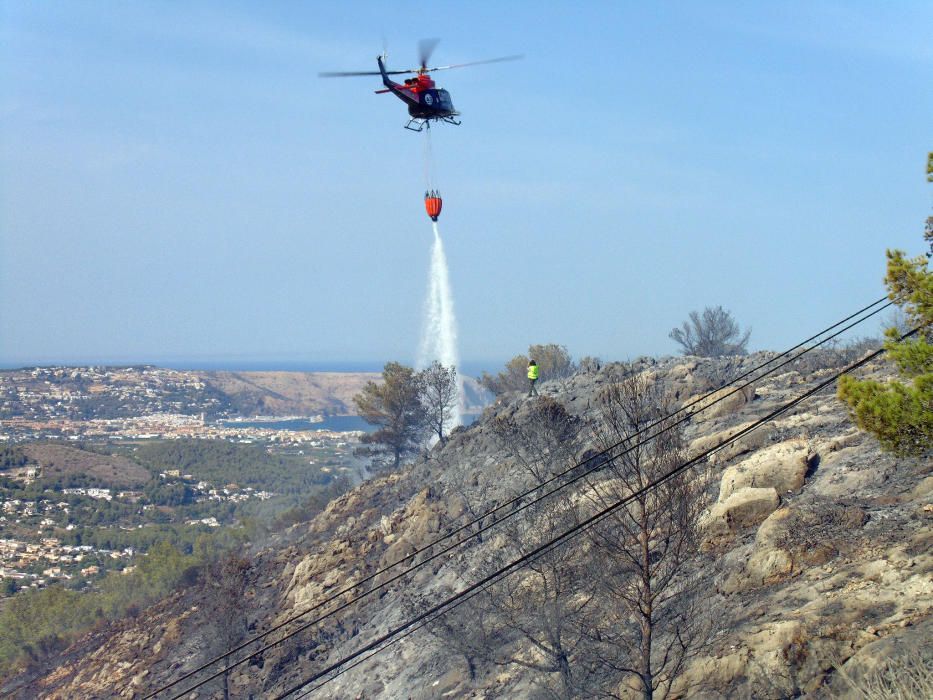 Los bomberos tratan de sofocar el fuego