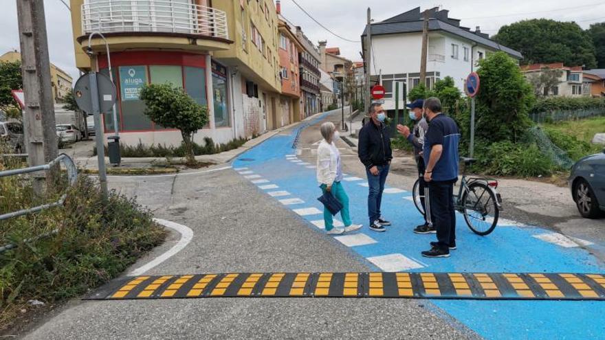 Concejales del PP con vecinos afectados por las obras. |   //