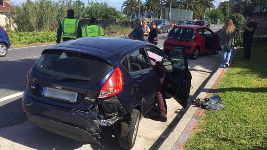 Colisión entre dos coches en Bueu // Santos Álvarez